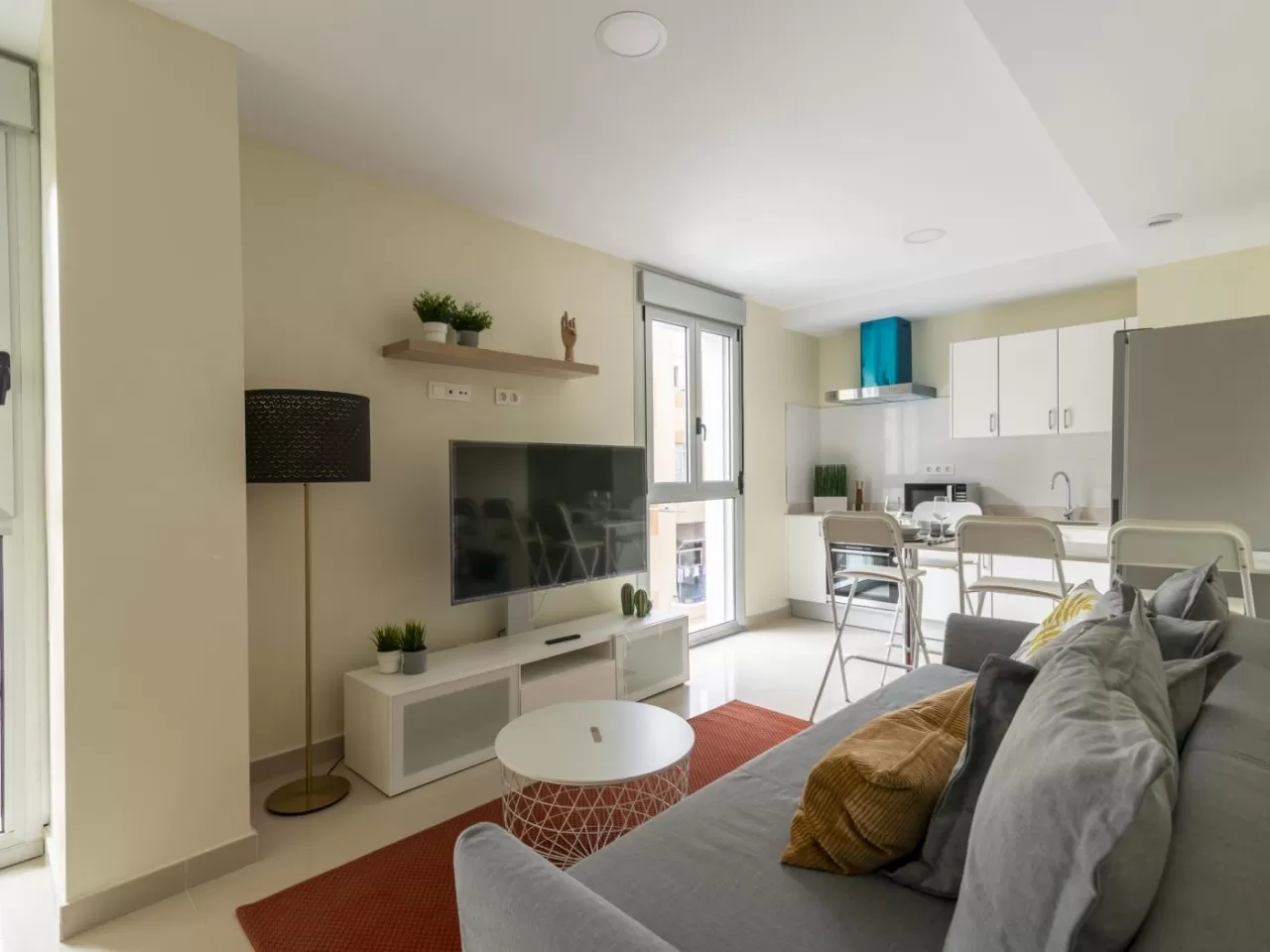 Lightbooking Vacation Rentals- Livian Suites 2C
