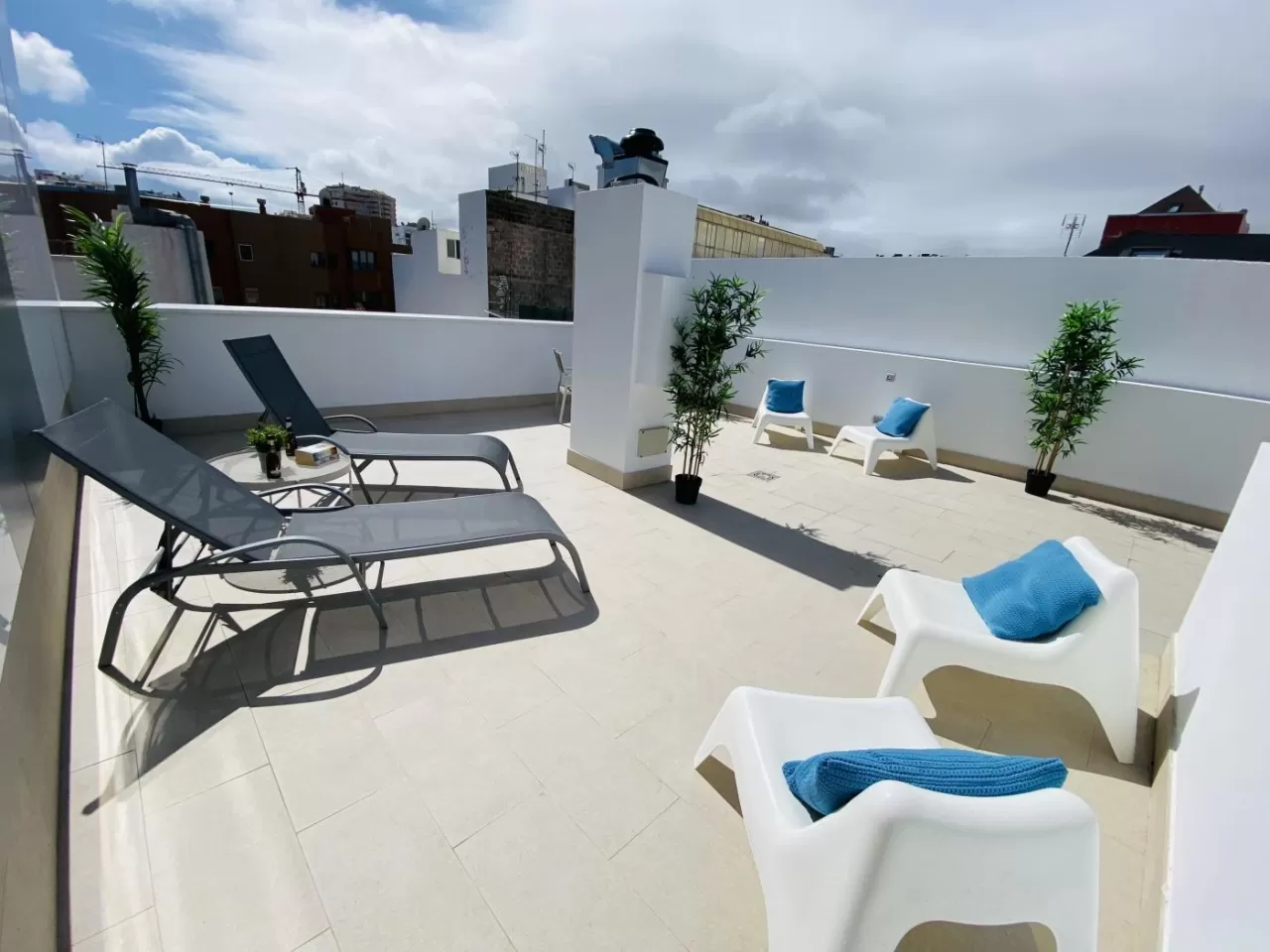 Lightbooking Vacation Rentals- Livian Suites 1C