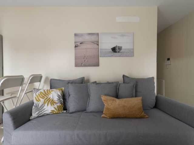 Sofa con cojines coloridos 