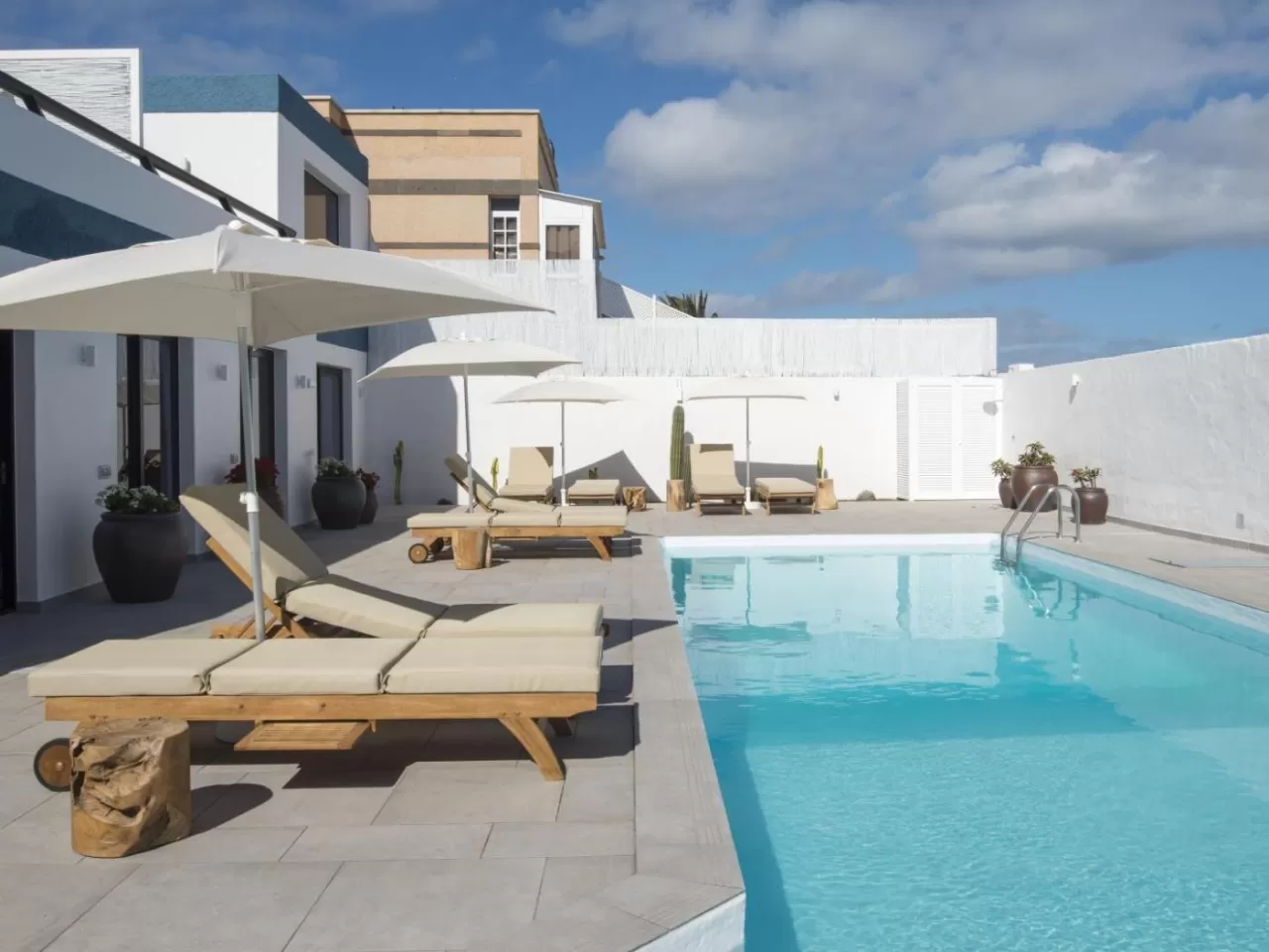 Lightbooking Vacation Rentals- Edem IV
