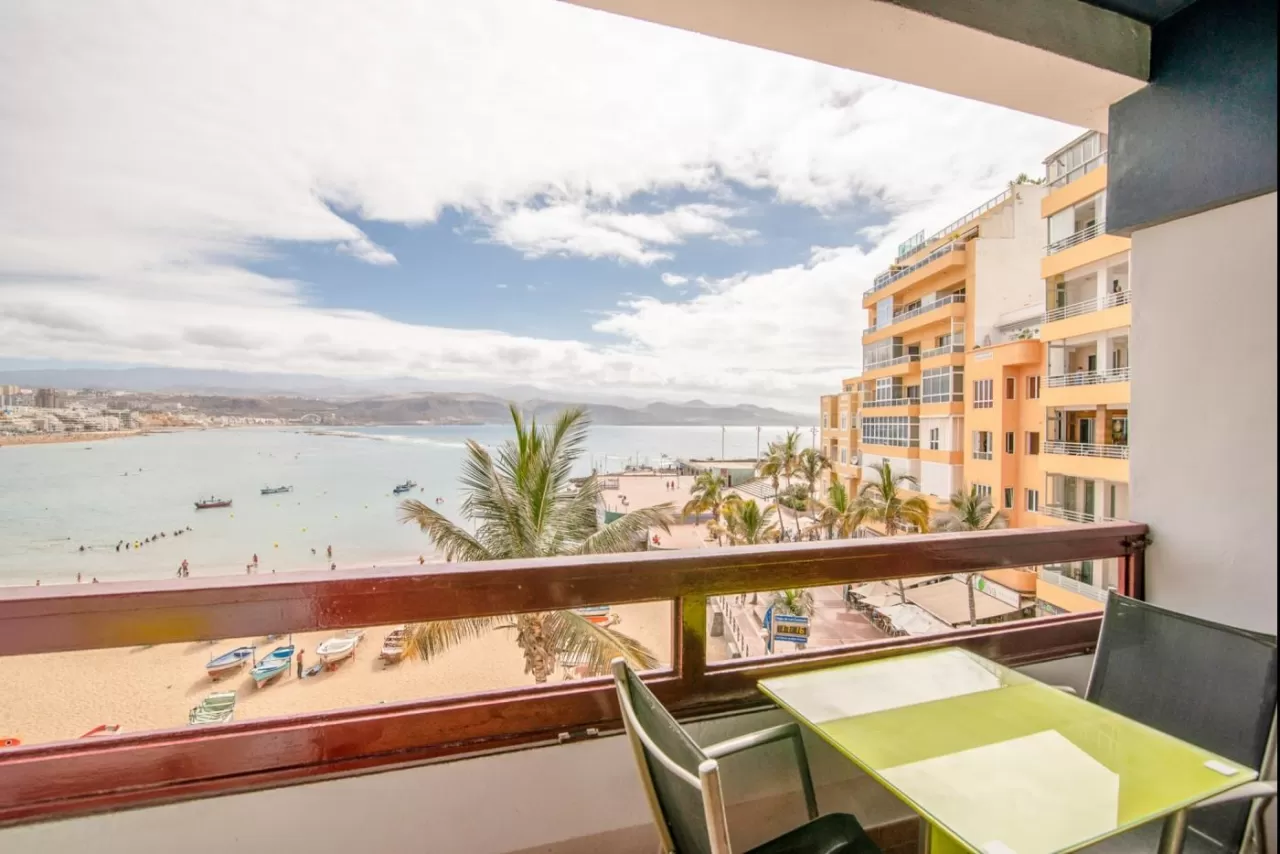 Lightbooking Vacation Rentals- Las Canteras Beach