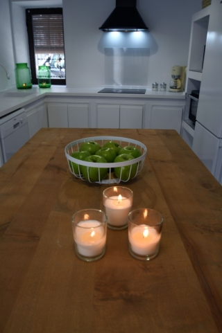 Cocina con mesa y detalles