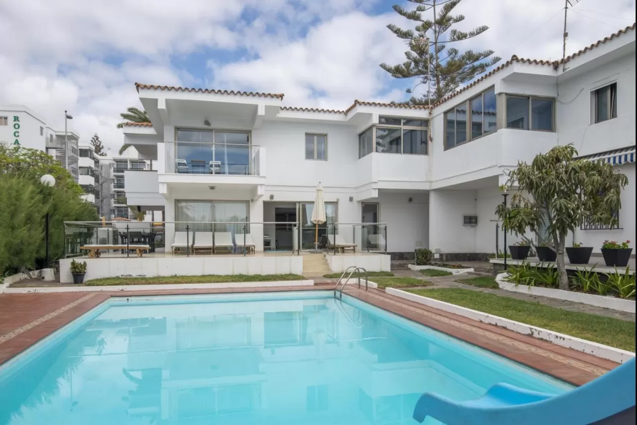Lightbooking Vacation Rentals- Villa Claudia