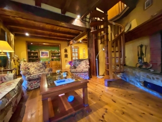 Sala amplia con mesa