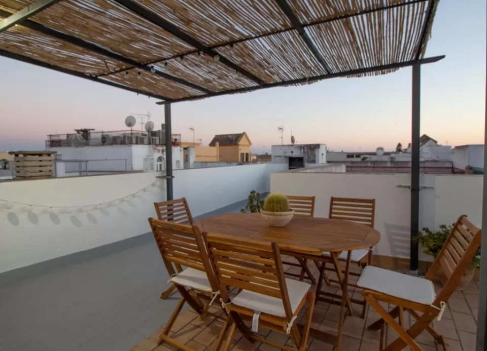 Lightbooking Vacation Rentals- Ático Luna
