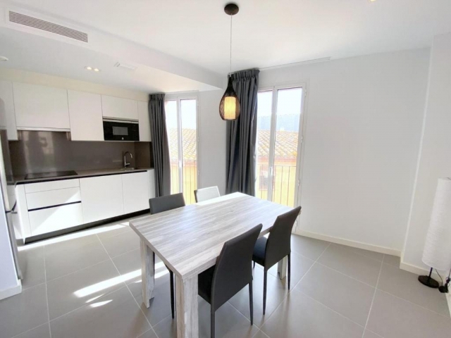 Cocina amplia moderna 