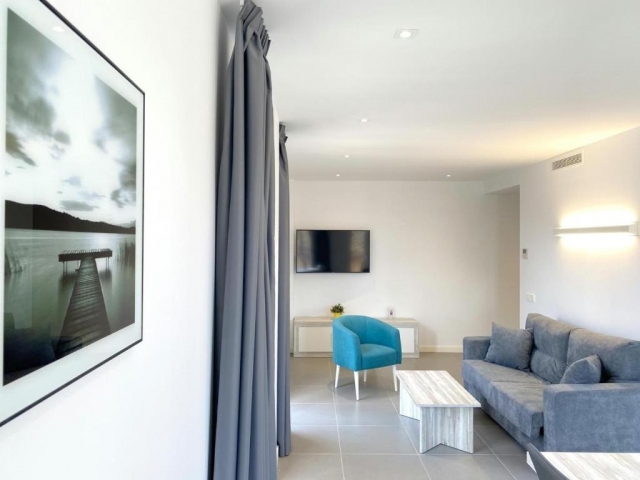 Sala de estar con una silla 