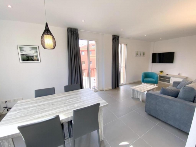 Sala de estar con una silla