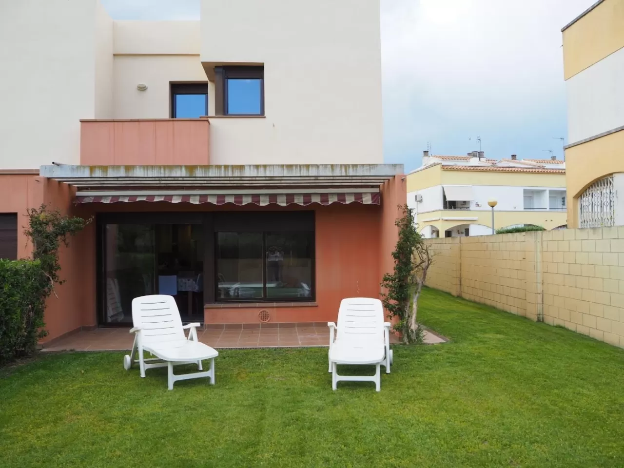 Casa en l Escala, piscina comunitaria y jardín