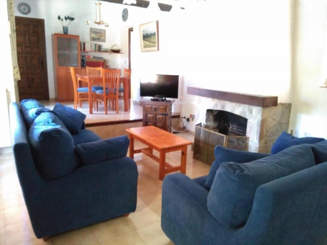 Sala amplia con chimenea