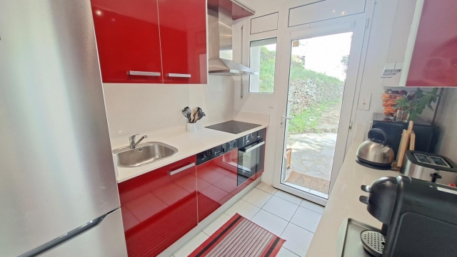 Cocina amplia en rojo