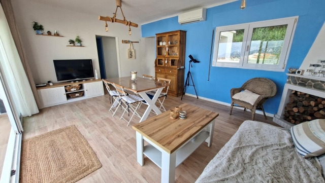 Sala amplia con mesa 