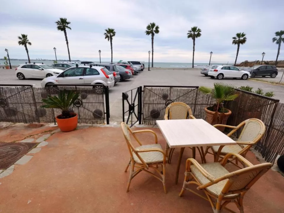 Apartamento con terraza frente al mar