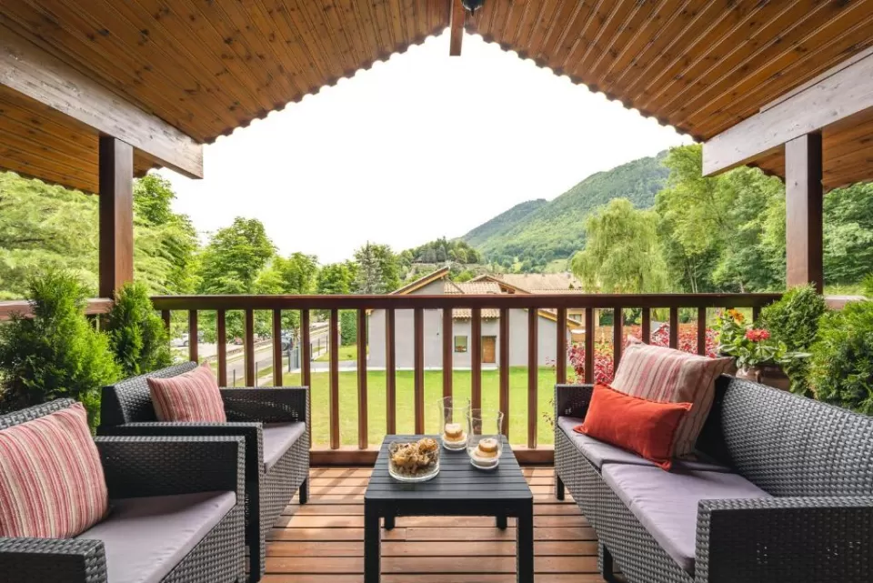 Espléndido apartamento de madera frente al río Ter