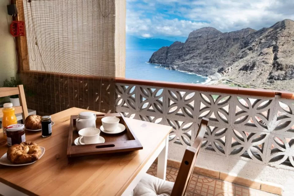 Lightbooking Vacation Rentals-Patio típico canario