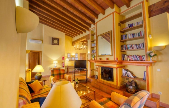Sala amplia con chimenea 