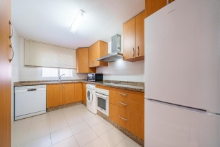 Cocina amplia con armarios