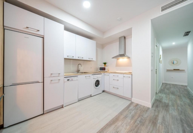 Cocina amplia en blanco