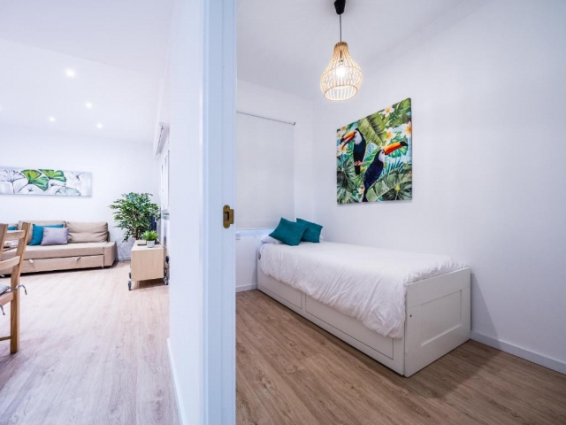 Dormitorio en blanco y sala