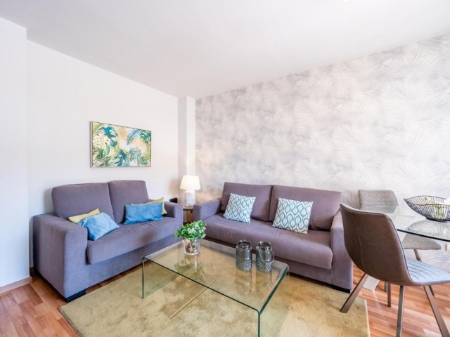 Sala amplia con mesa