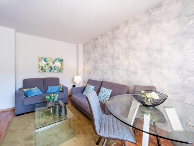 Sala de estar con mesa