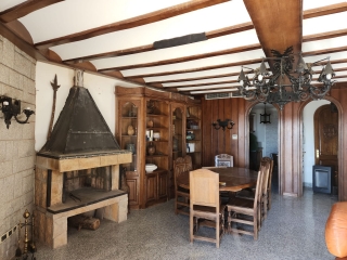 Salón con chimenea y mesa