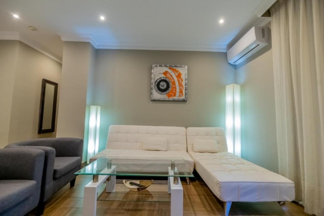 Deluxe equipada con sala