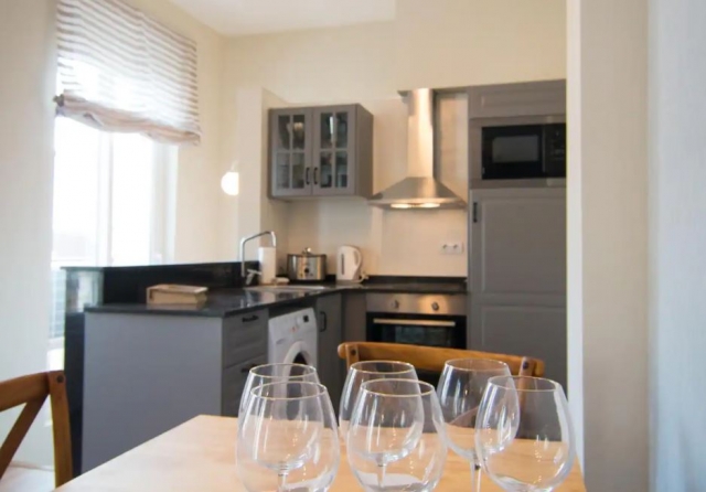 Cocina junto a la mesa