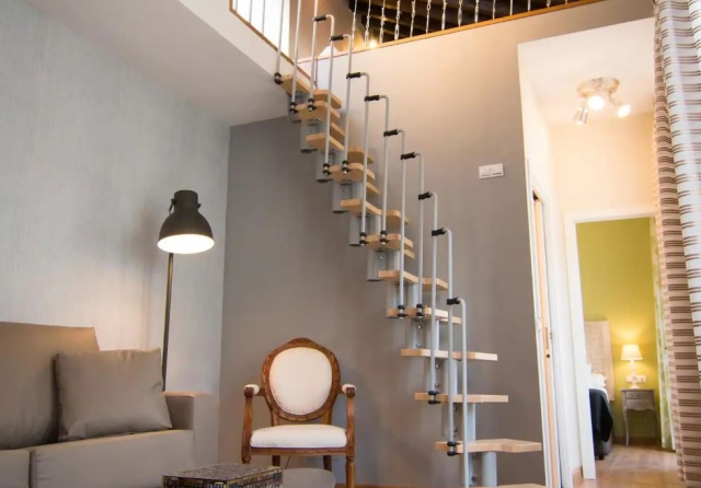 Sala de estar y escaleras
