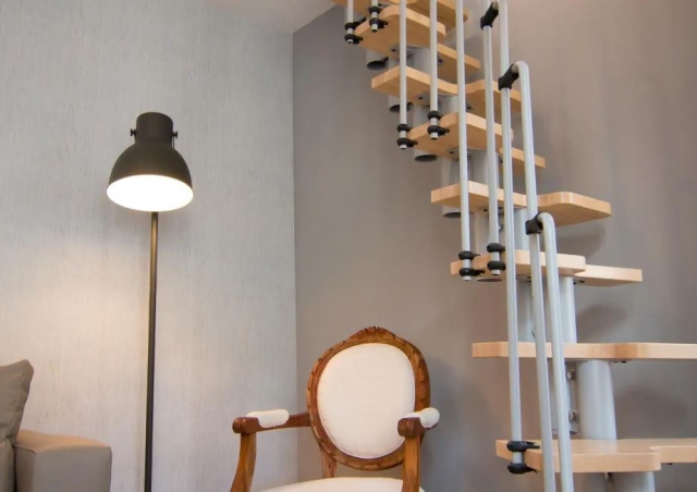 Sala de estar y escaleras