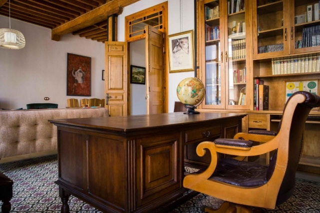 Sala amplia con una mesa