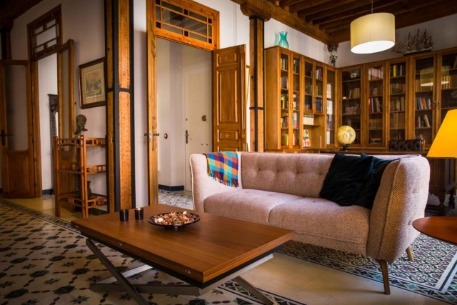 Sala amplia con detalles 