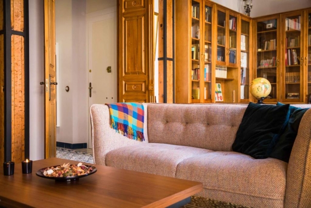 Sala de estar con sofa 