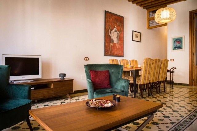 Sala de estar con una mesa