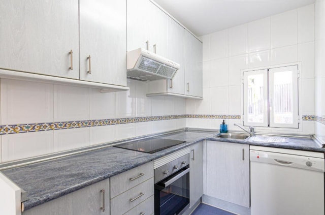 Cocina amplia con encimera