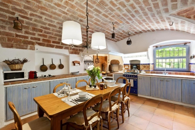 Cocina amplia abovedada