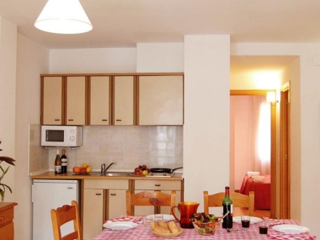 Cocina junto a la mesa