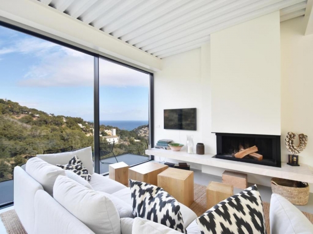 Sala amplia con chimenea