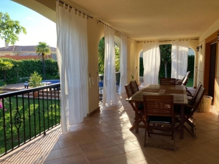 Amplio porche con telas