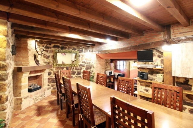 Comedor con chimenea