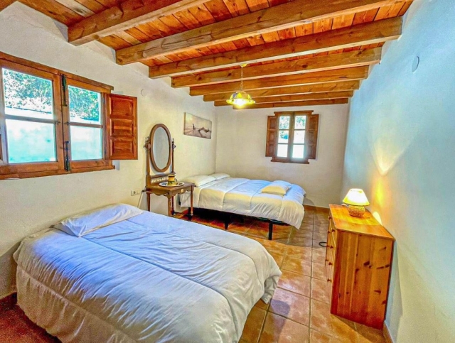 Dormitorio  con dos camas 