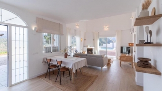 Grande pièce avec cheminée