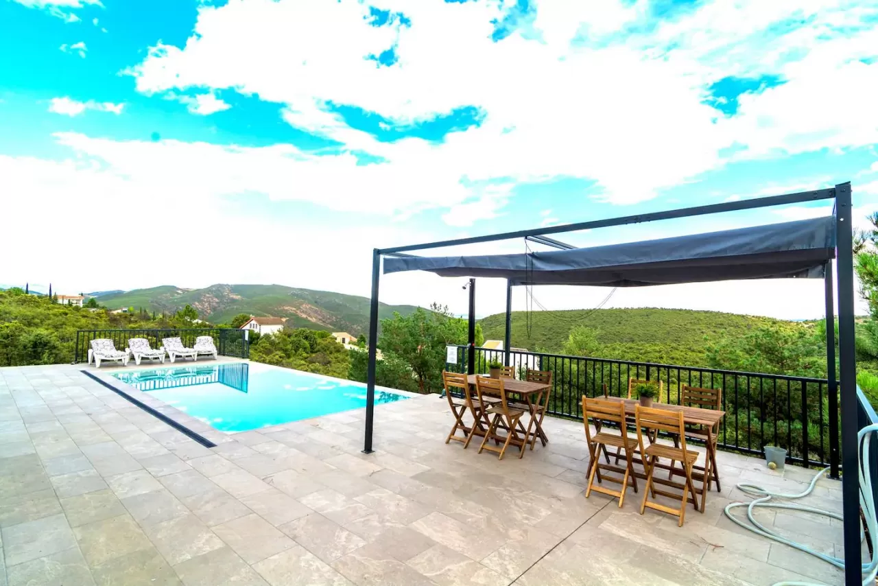 Chalet en mitad de la montaña