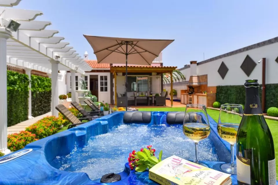 Jacuzzi Garden Holiday Home