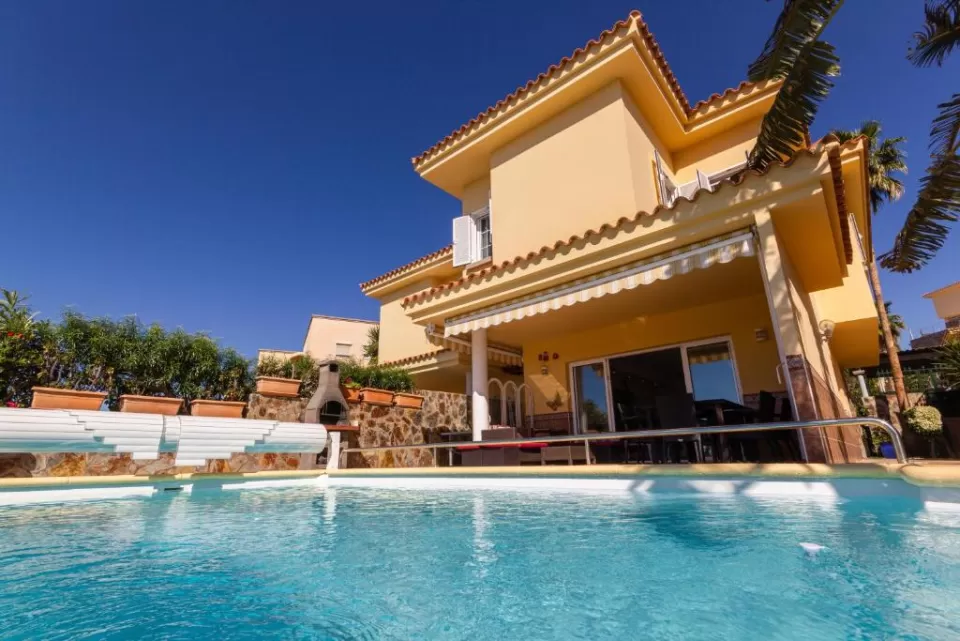 Sea Edge Friendly Holiday Home