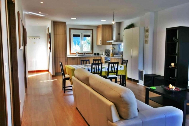 Sala amplia con mesa