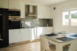 Cocina completa con mesa