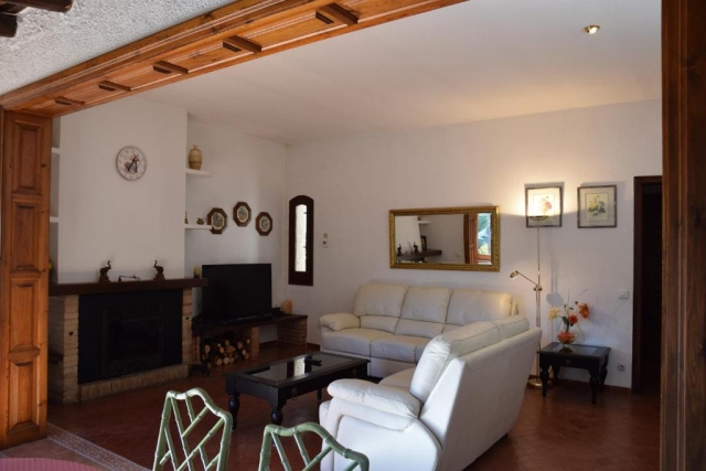 Sala amplia con chimenea