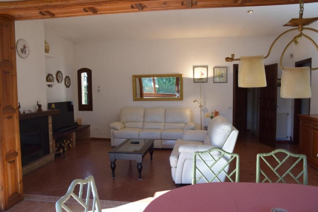 Sala amplia con chimenea