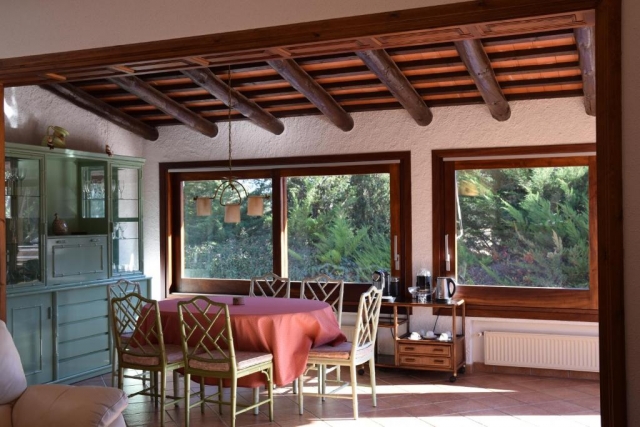 Sala amplia con mesa 